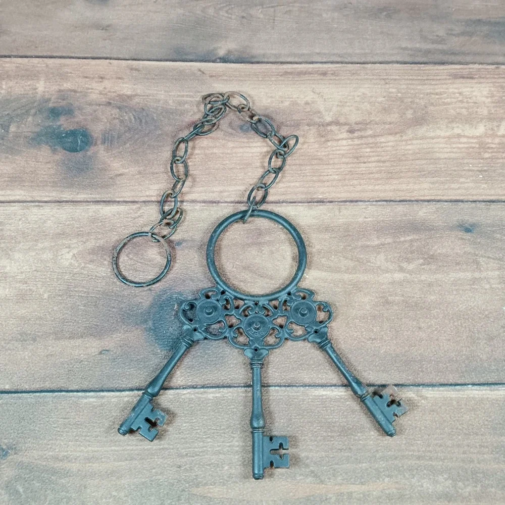 Vintage Cast Iron Skeleton Keys Wall Decor Set with Chain